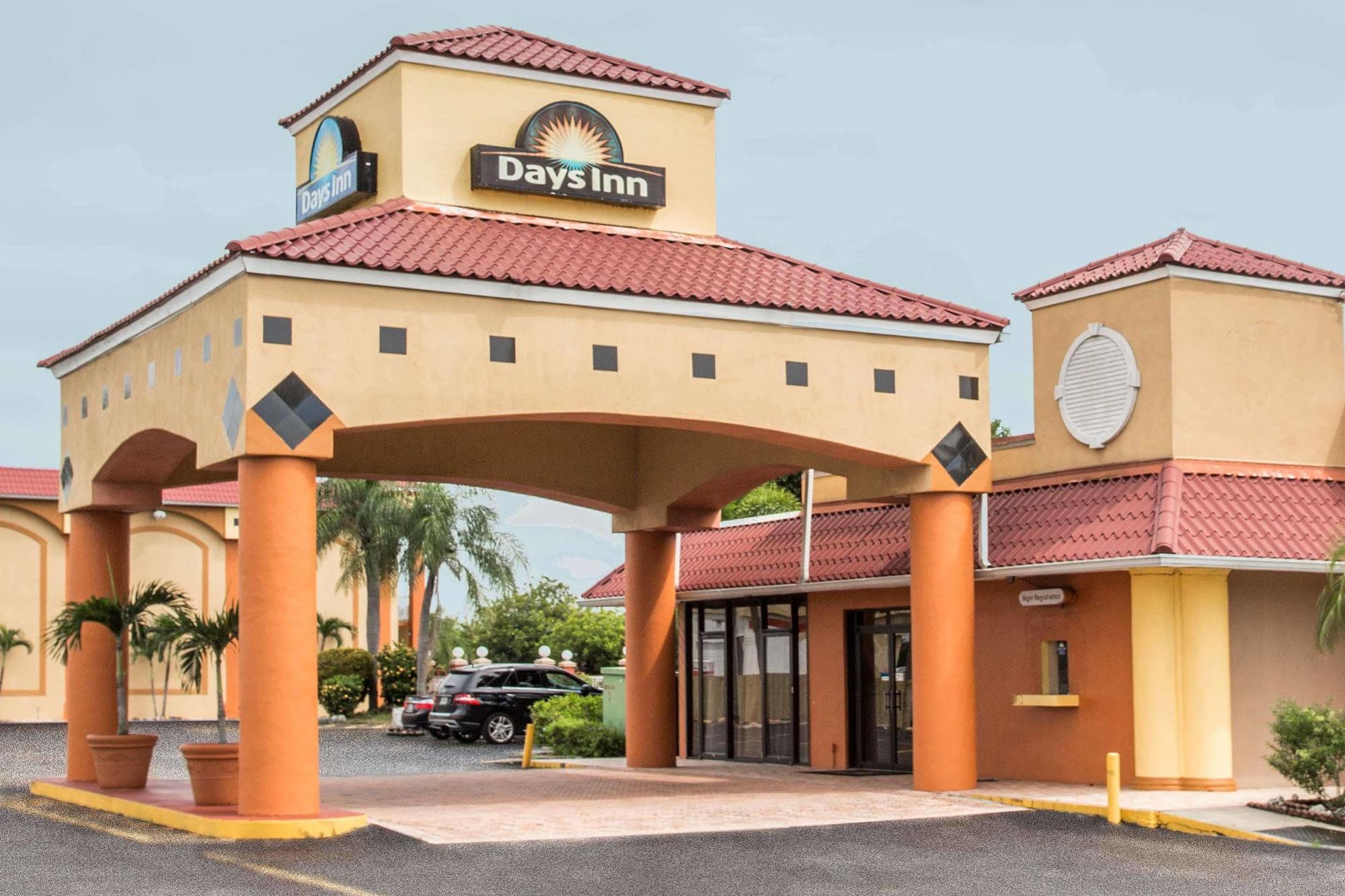 Days Inn By Wyndham Форт-Маєрс Екстер'єр фото